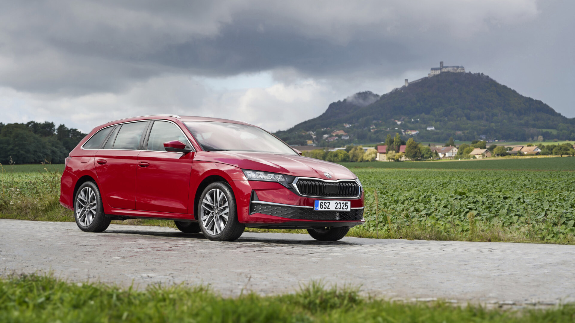Škoda Auto uvádí na český trh svůj první plně hybridní model Octavia ...